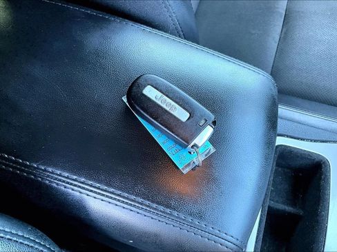 Used 2021 Jeep Grand Cherokee Laredo X AWD/4WD image 35