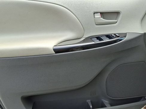 Used 2013 Toyota Sienna LE w/ Towing Pkg FWD image 15