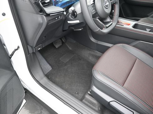 Certified 2025 Nissan Kicks SR FWD image 15