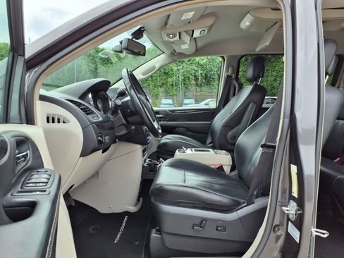 Used 2015 Chrysler Town & Country Touring-L w/ Driver Convenience Group FWD image 21