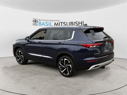 Used 2023 Mitsubishi Outlander SE image 3