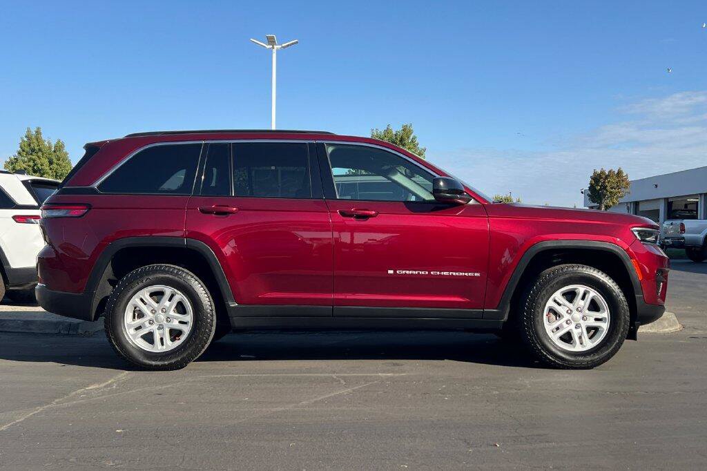Used 2024 Jeep Grand Cherokee Laredo w/ Luxury Tech Group I RWD image 3
