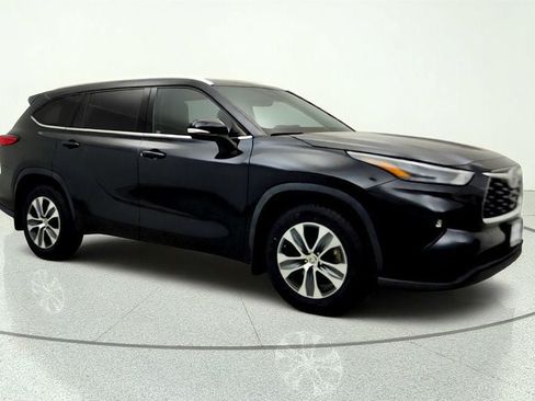 Used 2022 Toyota Highlander XLE AWD/4WD image 3