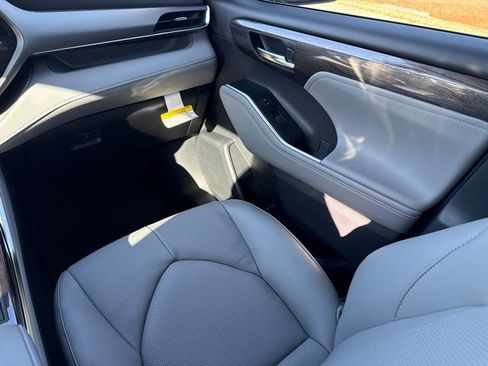 New 2026 Toyota Highlander Limited image 18