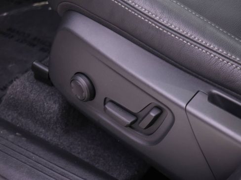 Certified 2025 Volvo XC40 B5 Plus w/ Protection Package Premier image 19