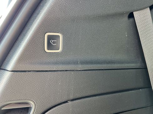 Used 2024 Chrysler Pacifica Limited image 10