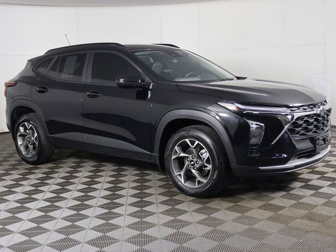 Used 2024 Chevrolet Trax LT w/ Driver Confidence Package FWD image 2