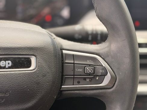 Used 2023 Jeep Compass Latitude image 10