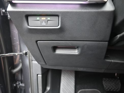 Used 2025 Volkswagen Tiguan SE FWD image 16