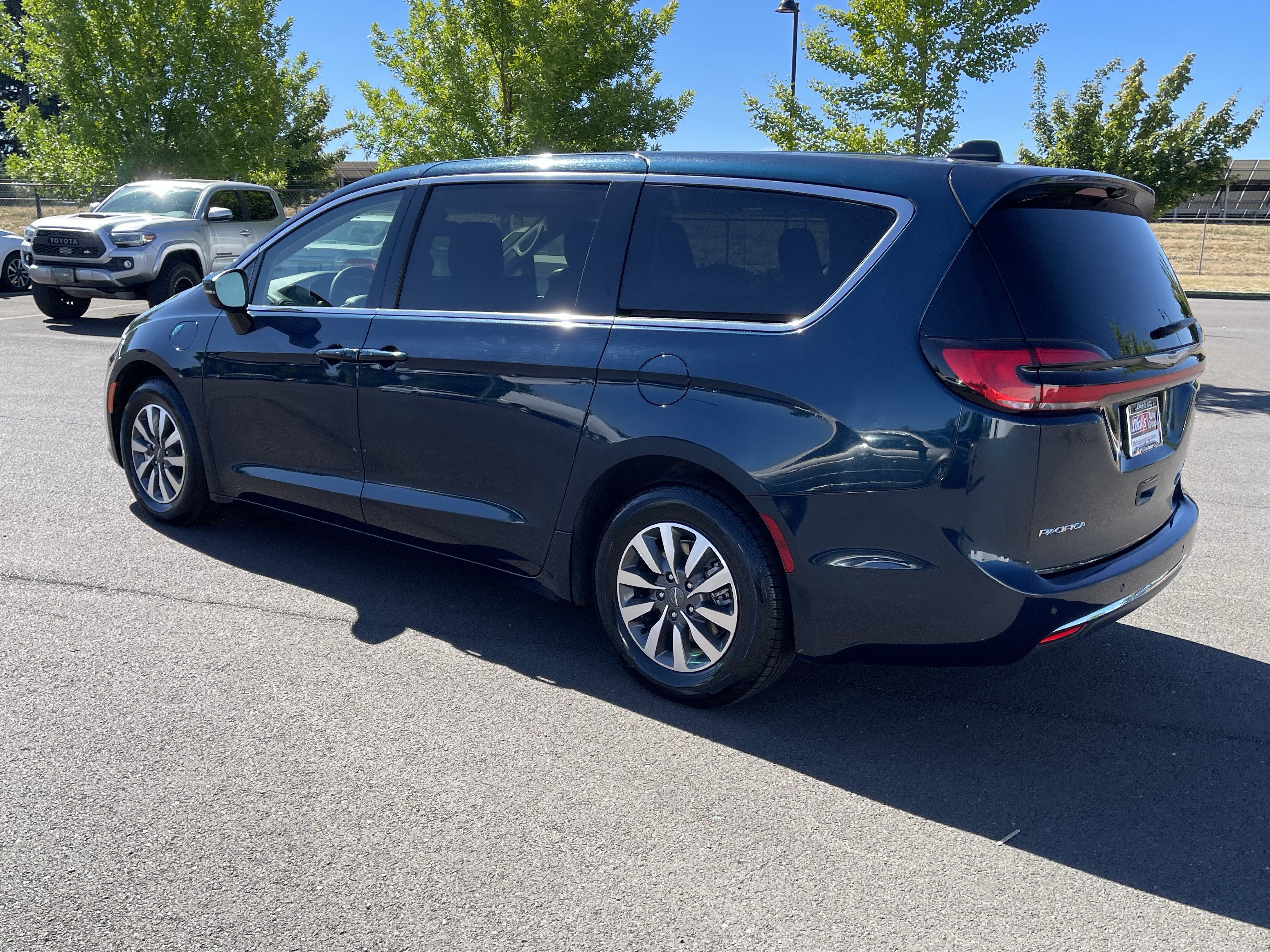 Used 2023 Chrysler Pacifica Touring-L FWD image 3