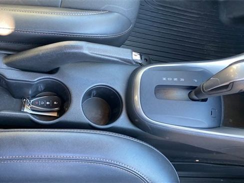 Used 2022 Chevrolet Trax LT w/ LT Convenience Package image 14