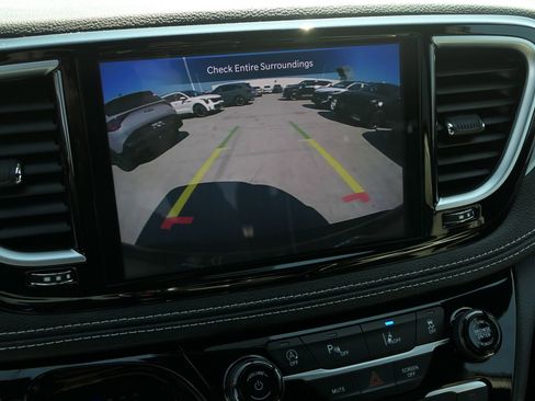 Used 2025 Chrysler Pacifica Limited image 19