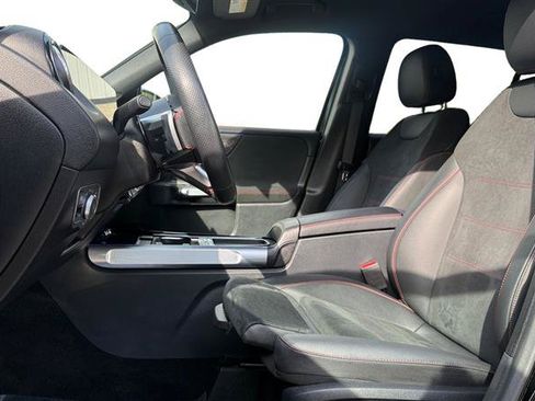 Used 2024 Mercedes-Benz GLB 250 image 10