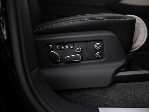 Used 2024 Bentley Bentayga Extended Wheelbase image 33