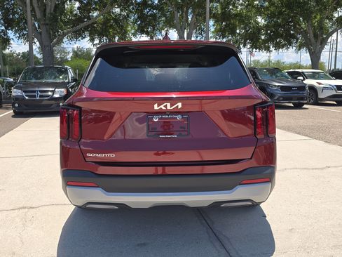 Certified 2025 Kia Sorento LX FWD image 7