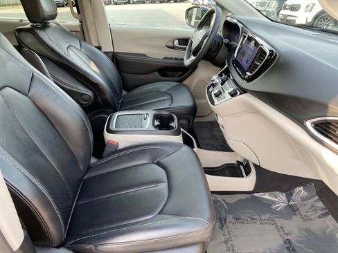 Used 2024 Chrysler Pacifica Touring-L FWD image 22
