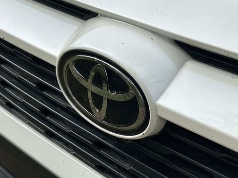 Used 2022 Toyota RAV4 XLE Premium AWD/4WD image 9