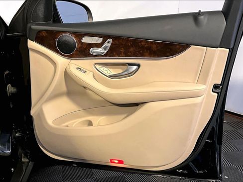 Used 2018 Mercedes-Benz GLC 300 4MATIC image 23