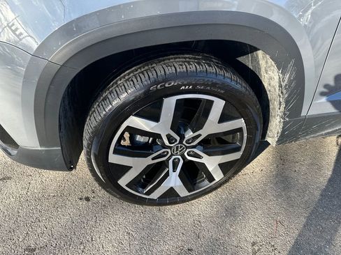 Used 2023 Volkswagen Taos SEL image 2