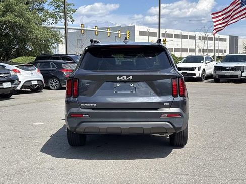 Used 2023 Kia Sorento S w/ Panoramic Sunroof Package AWD/4WD image 3