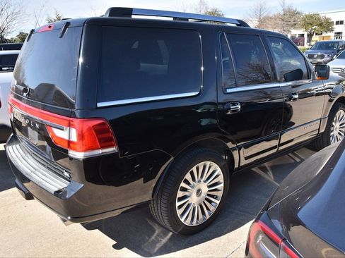 Used 2017 Lincoln Navigator Select image 6