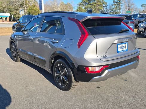 Used 2025 Kia Niro SX image 3