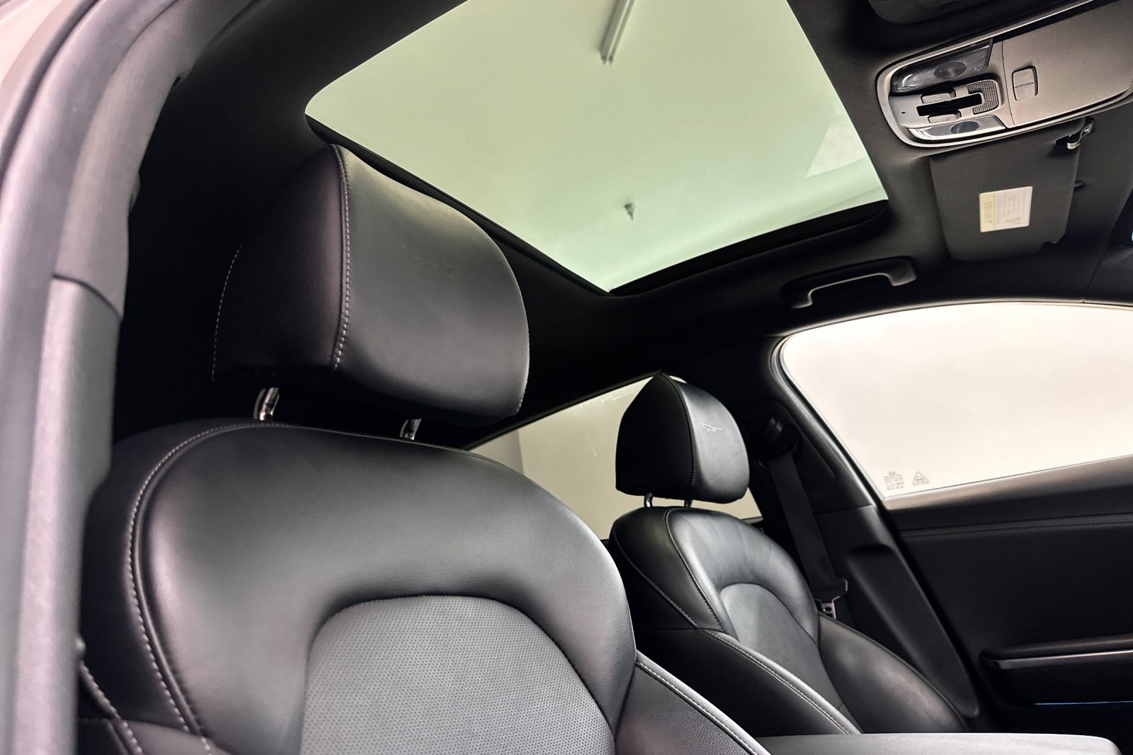 Used 2022 Kia Stinger GT1 RWD image 24