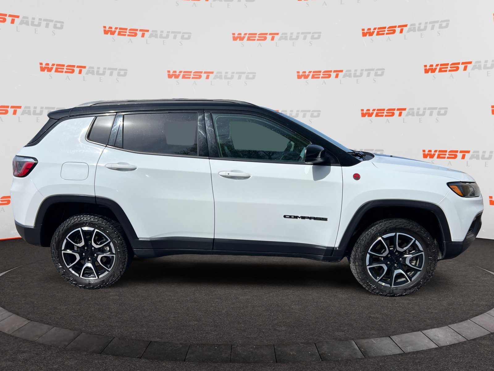 Used 2024 Jeep Compass Trailhawk AWD/4WD image 6