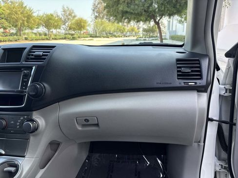 Used 2013 Toyota Highlander Plus FWD image 19