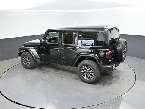 Used 2025 Jeep Wrangler Unlimited Sahara AWD/4WD image 40