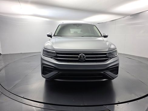 Used 2023 Volkswagen Tiguan SE w/ Panoramic Sunroof Package FWD image 2