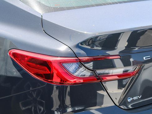 Used 2025 Toyota Camry XLE FWD image 9