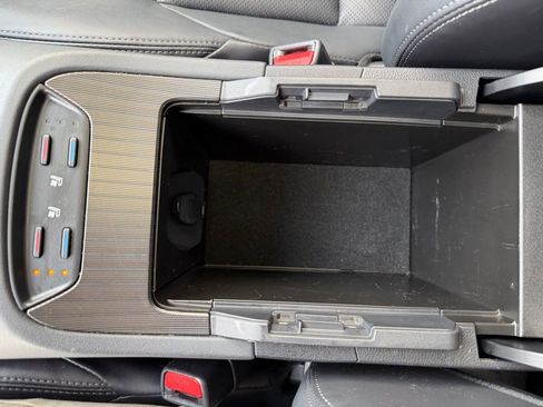 Used 2021 Toyota Venza Limited w/ Carpet Mat Package (TMS) image 26