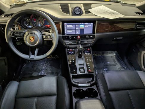 Certified 2025 Porsche Macan image 7