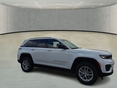 New 2026 Jeep Grand Cherokee Laredo image 3