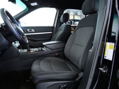 Used 2017 Ford Explorer XLT image 7