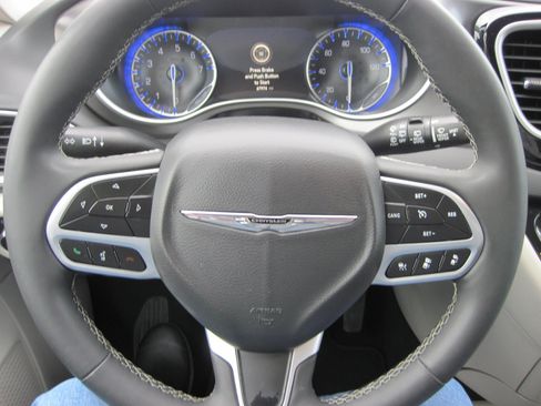 Used 2024 Chrysler Pacifica Touring-L FWD image 15