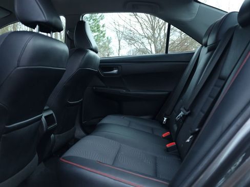 Used 2017 Toyota Camry SE image 11