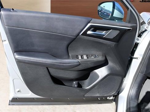 Used 2024 Mitsubishi Outlander SE image 10