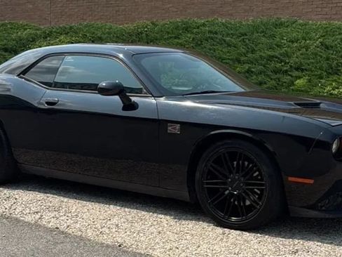 Used 2016 Dodge Challenger SXT Plus RWD image 3