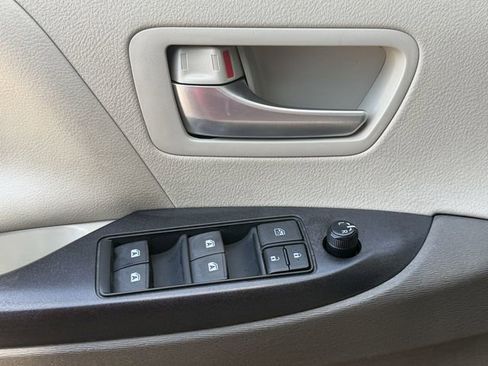 Used 2015 Toyota Sienna LE FWD image 22