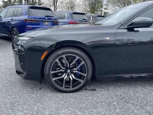 Certified 2025 BMW 760i xDrive w/ Executive Package AWD/4WD image 4