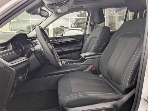 Used 2024 Jeep Grand Cherokee Laredo X image 2