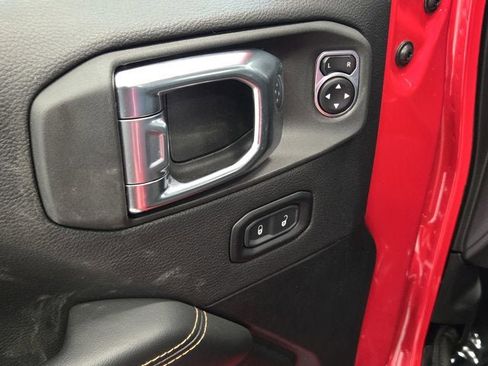 Used 2025 Jeep Wrangler Unlimited Sahara image 22