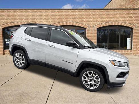 Used 2025 Jeep Compass Limited image 1