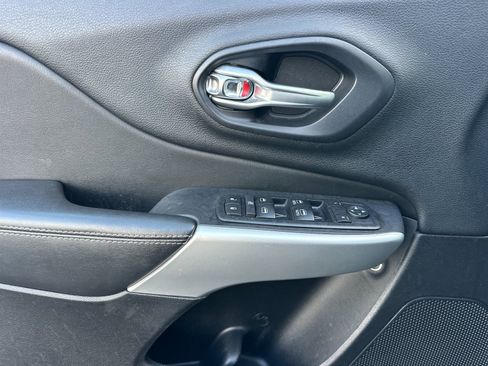 Used 2018 Jeep Cherokee Latitude Plus w/ Comfort/Convenience Group image 11