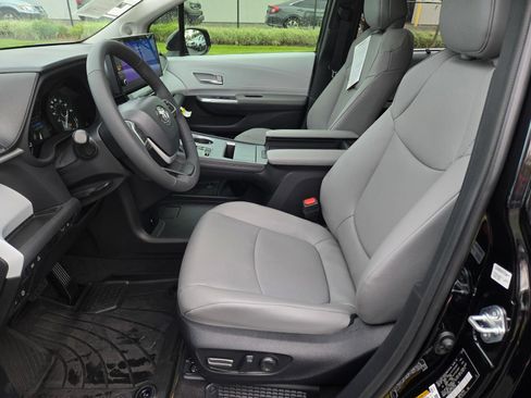 Certified 2026 Toyota Sienna XLE FWD image 17