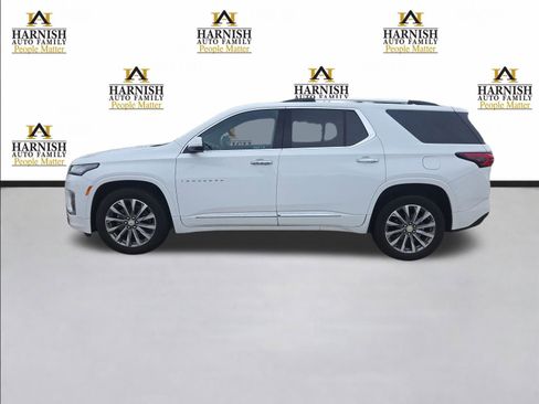 Used 2023 Chevrolet Traverse Premier image 2