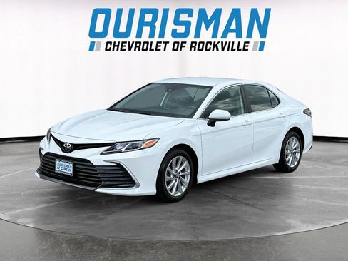 Used 2021 Toyota Camry LE w/ Carpet Mat Package (TMS) FWD image 2