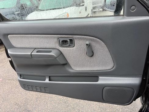 Used 2001 Nissan Frontier XE image 19